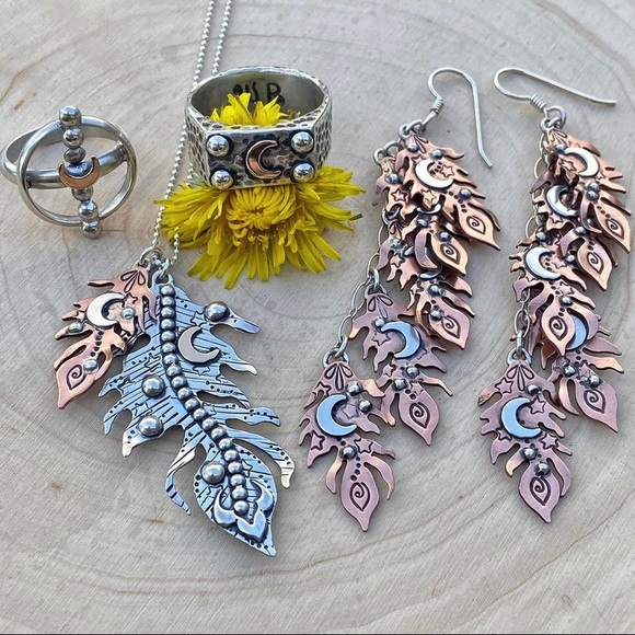 Moon dust feather necklace - Picture 4 of 4